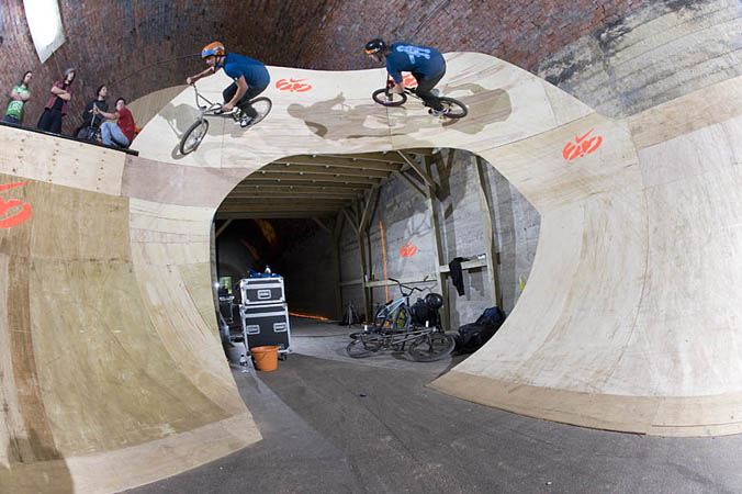Skatepark en un túnel de trenes abandonado